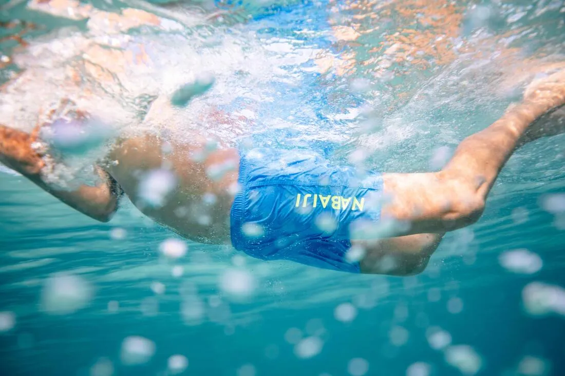 100 BASIC MEN'S SWIMMING SHORTS - LIGHT BLUE