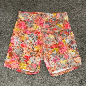 Lululemon align 6 in shorts