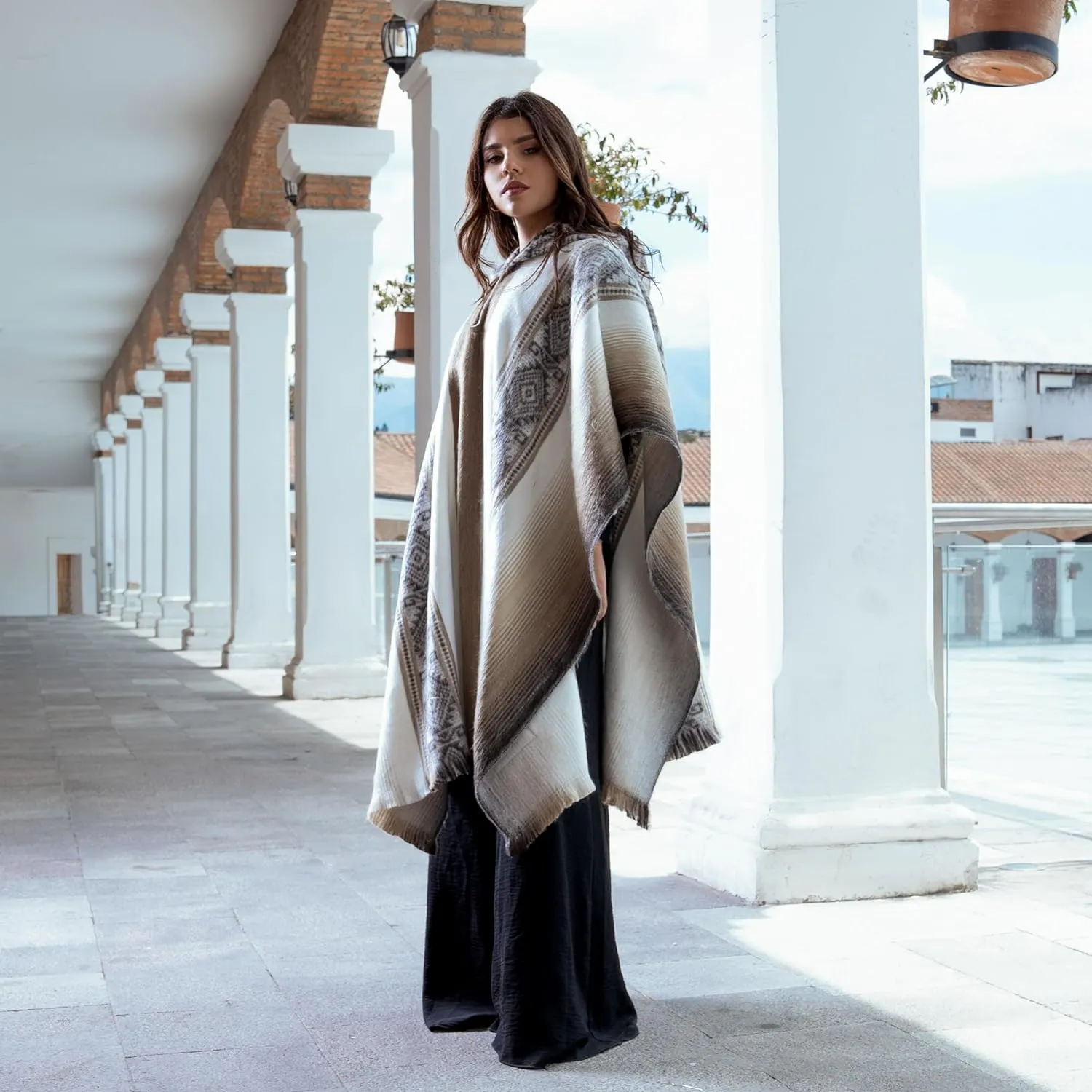 QISU Terra Threads Poncho – Sustainable Alpaca Warmth for a Perfect Holiday Gift