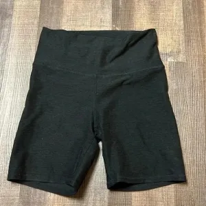 Vouri women’s biker shorts soft comfortable thick material zip pocket on back XS